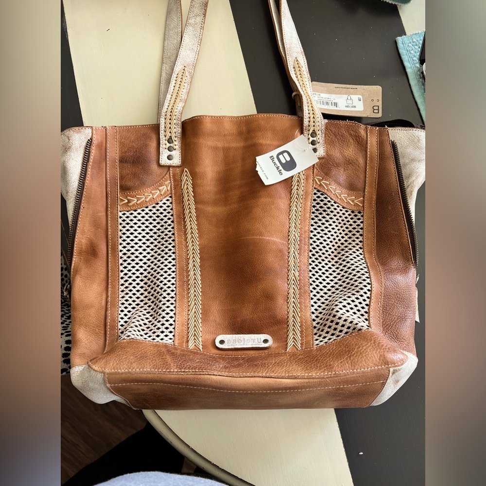Gorgeous bag with gorgeous details. BNWT!